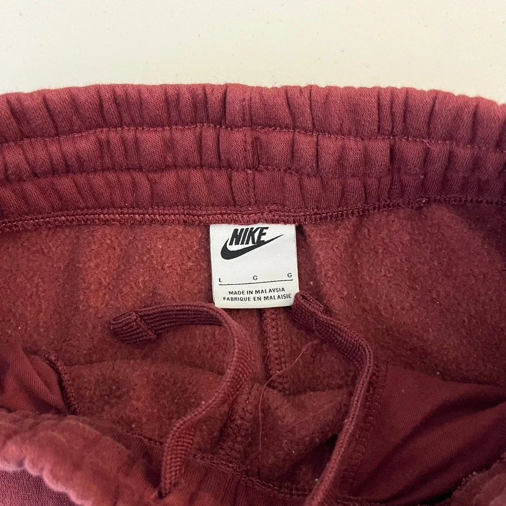 Nike Kids Maroon Fleece Jogger Sweatpants Large Vertical Logo Graphic Burgundy